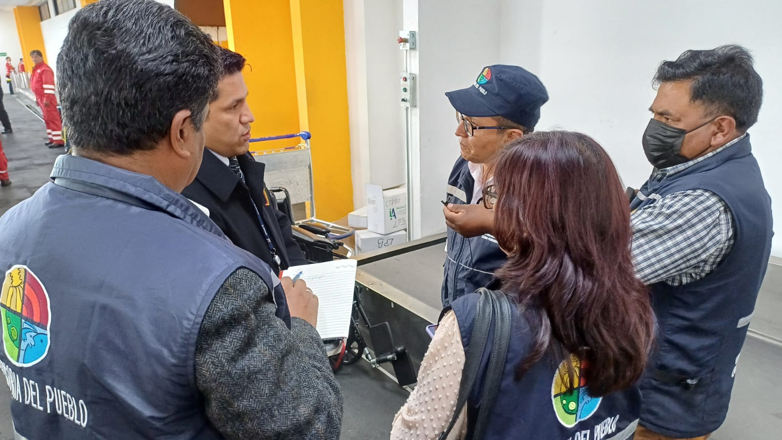 Defensor del Pueblo verifica vuelos solidarios en Aeropuerto Internacional de El Alto e instala punto de denuncias